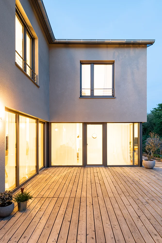 Terrasse und Rückansicht eines Wohnhauses in zeitlosem Stil am Standort Kreuzau.